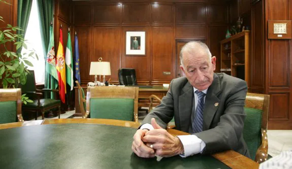 Gabriel Amat, presidente de la Diputación y alcalde de Roquetas de Mar, en su despacho en la institución provincial.