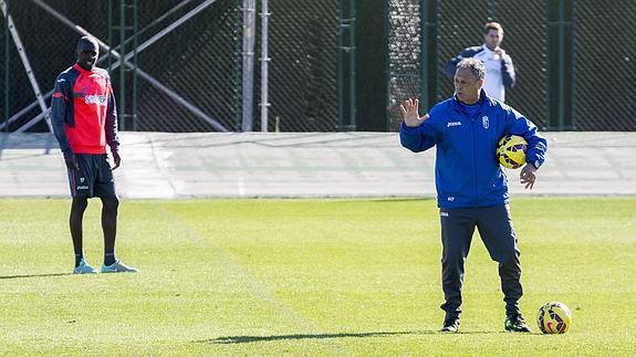 Caparrós elogia públicamente a su cuerpo técnico