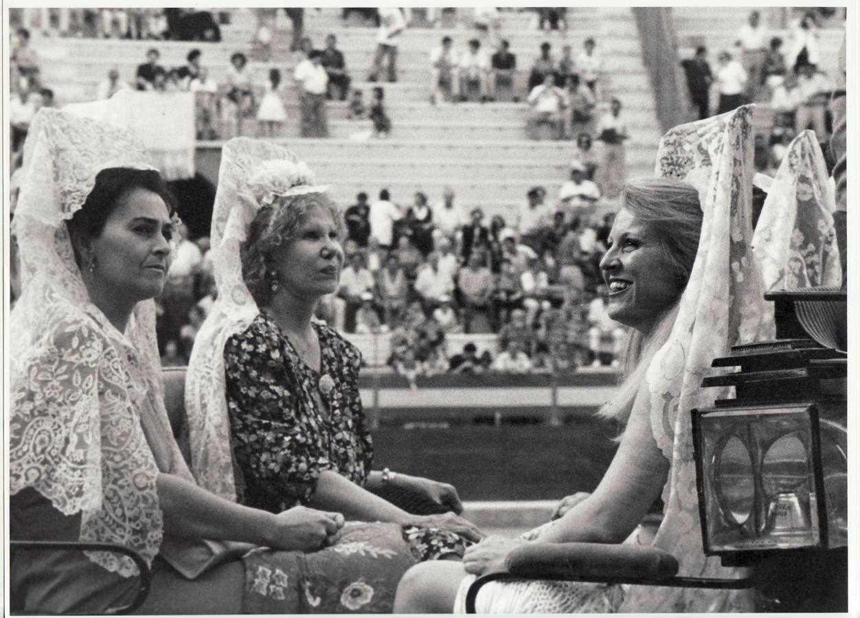 La Duquesa de Alba junto a su amiga Carmen Tello, pasean en coche de caballos en el festival de enganches a beneficio de la Cruz Roja celebrado en la plaza de toros de Granada durante la fiestas del Corpus. 05/06/1994.