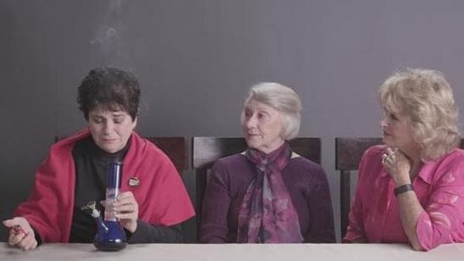 El vídeo de tres abuelas fumando marihuana por primera vez que arrasa en Youtube