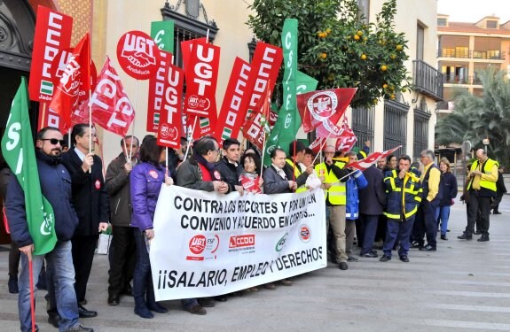 Medio centenar de trabajadores de Correos participó en la jornada de protesta. :: enrique