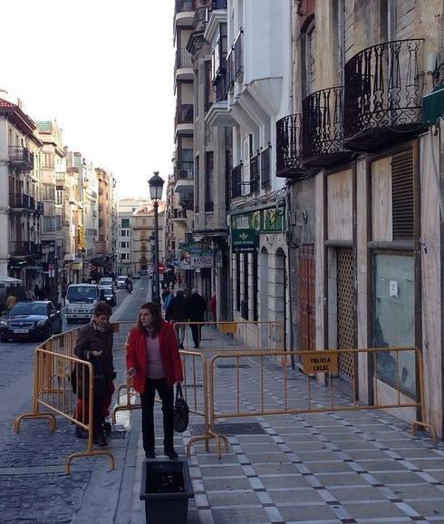 Vallas de seguridad ante el edificio de La Carrera. 