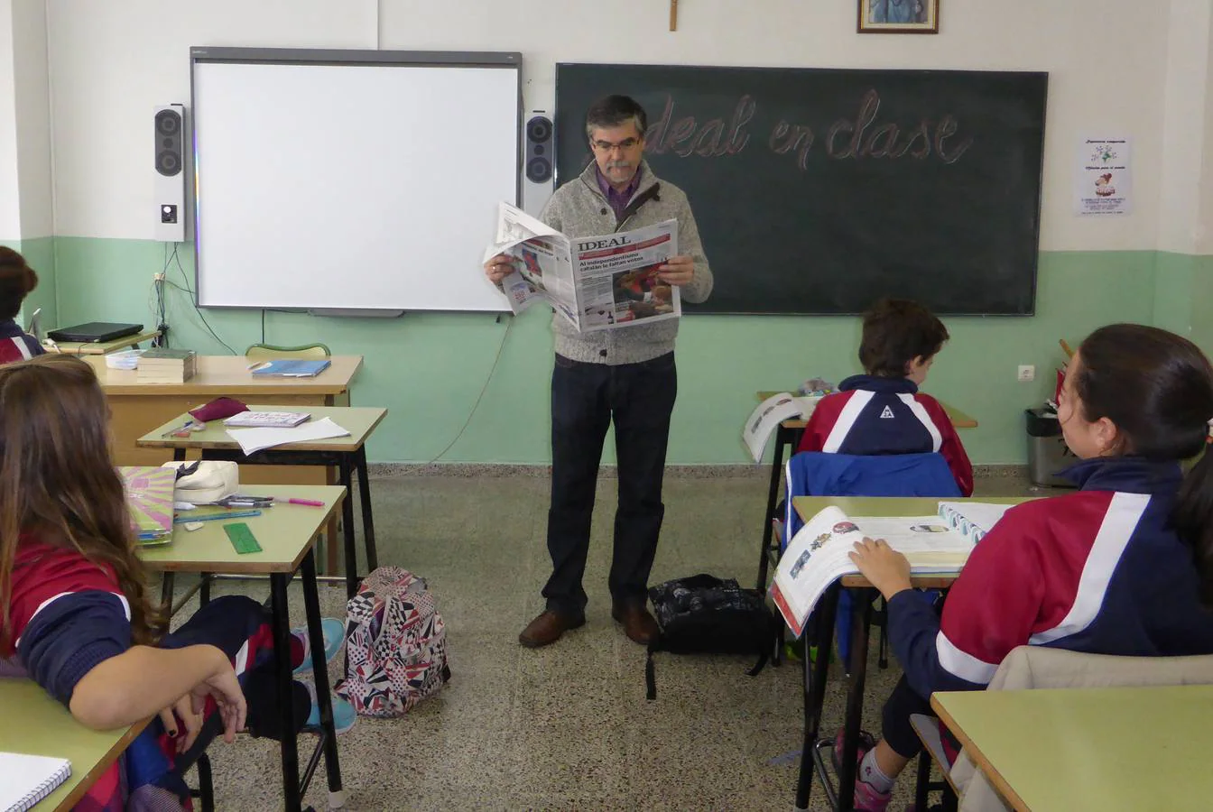 Juan Rodríguez Titos lee IDEAL en clase.