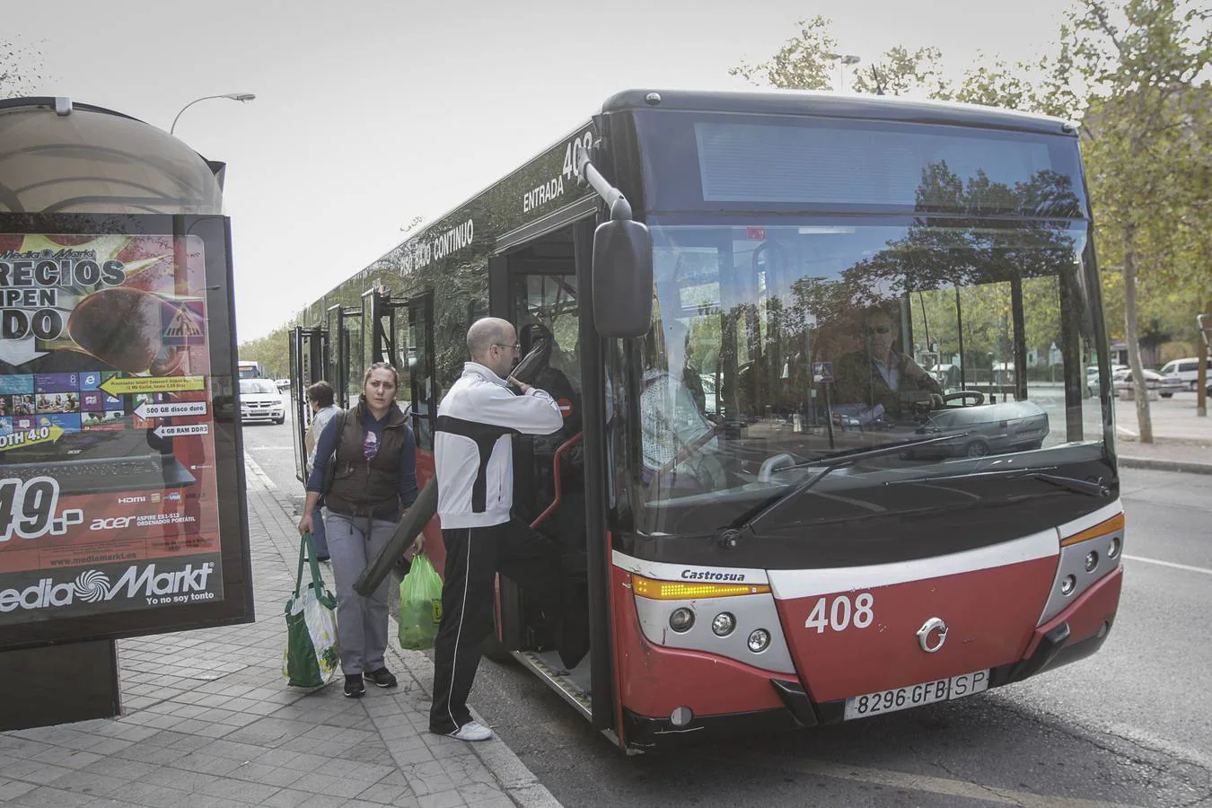 Un usuario del transporte urbano accede a un autobús en la calle Joaquina Eguaras. 