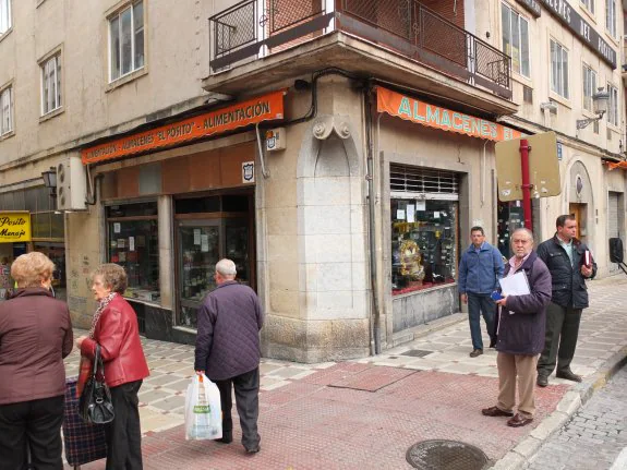 Los Almacenes el Pósito en la esquina con la calle Pescadería.