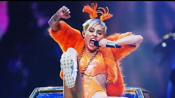 Escandalosa: Miley Cyrus cumple 22 con más polémicas y nuevo amor
