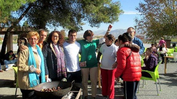 Los usuarios del Centro Ocupacional Reina Sofía  celebran la fiesta de la castaña