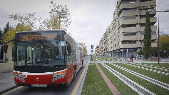 Autobús de la nueva línea SN3, en La Caleta. 