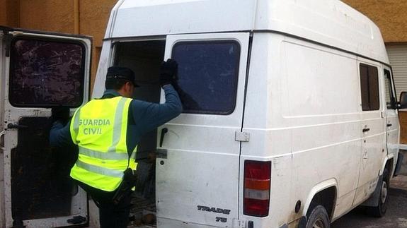 Detenidos cuatro vecinos de Elche acusados de forzar un camión