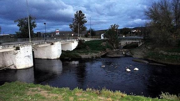 El Seprona investiga un vertido de alpechín al río Genil a su paso por Huétor Tájar