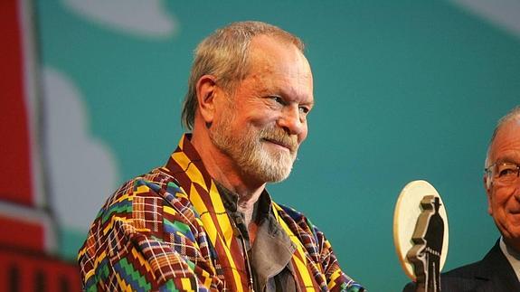 Terry Gilliam levanta el 'Almería tierra de cine' ante la ovación del público.