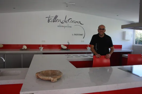 Ramón Sáez, cocinero del restaurante La Estación de Purchena en las nuevas instalaciones destinadas a taller de cocina.
