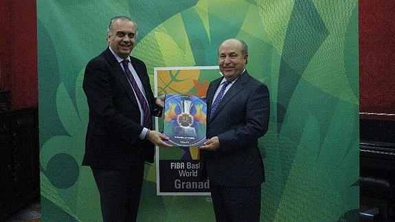El presidente de la FEB, José Luis Sáez, y el alcalde de Granada, José Torres Hurtado, sostienen el libro que contiene el estudio del impacto económico de la Copa del Mundo para España 