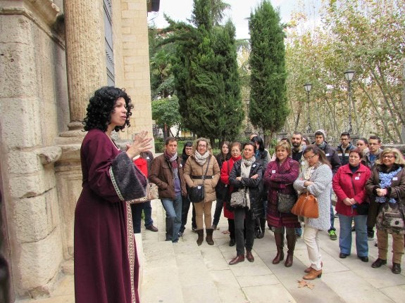 La actriz Viviana Alcántara, narrando la leyenda de la Cruz del Pósito, ayer en el Museo de Jaén.