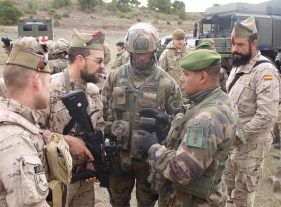 Militares españoles y franceses, junto con ingleses, participantes en las maniobras.