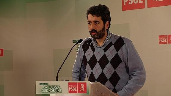 El todavía alcalde de Santa Fe, en la sede del PSOE, donde ha ofrecido una rueda de prensa 