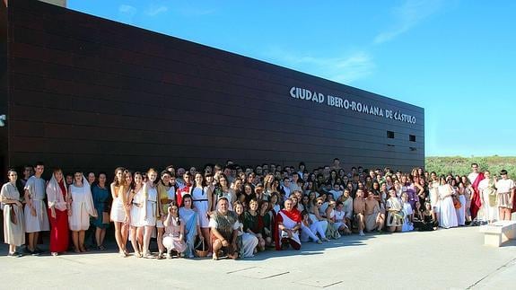 Foto de familia del IES Santa Engracia tras las representaciones.