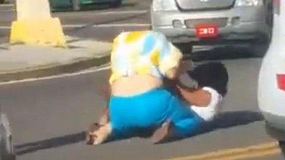 La terrible pelea callejera entre dos mujeres que impacta en redes sociales