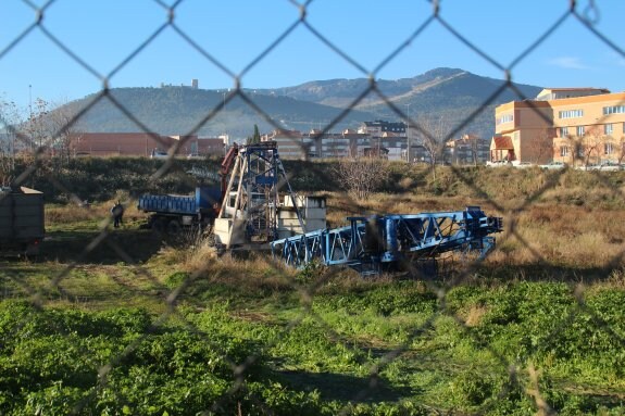 Operarios retiraron recientemente grúas que se utilizaban en cursos de gruistas en una parcela de Expansión Norte.