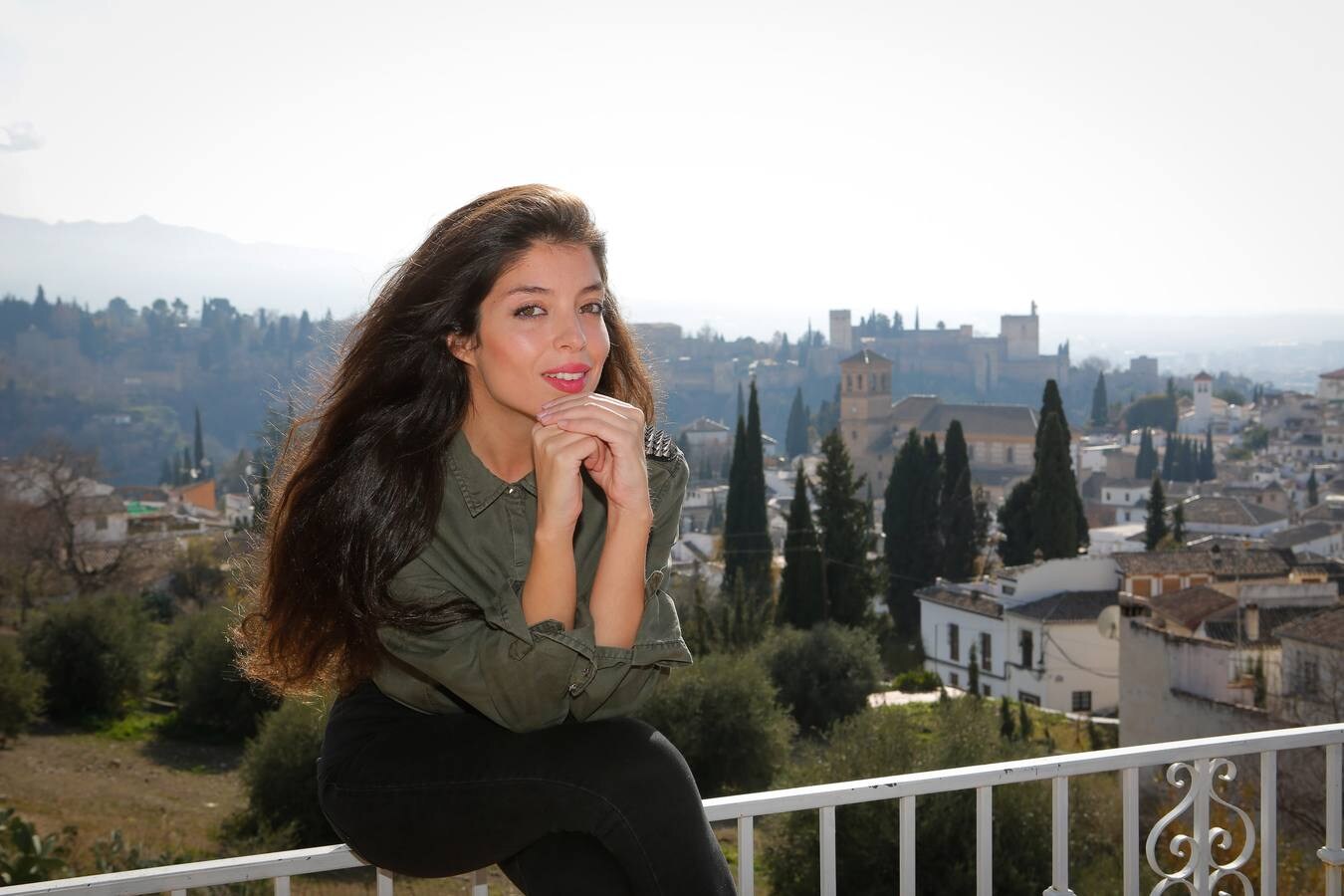 La cantante posa en la terraza de la casa familiar del Cerro de San Miguel, en cuyo estudio graba su álbum debut.