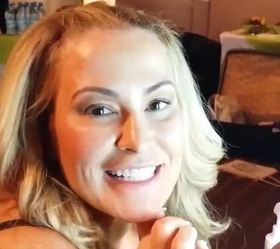 Captura de pantalla del vídeo de Anastacia en el que se ríe de la fotografía. 