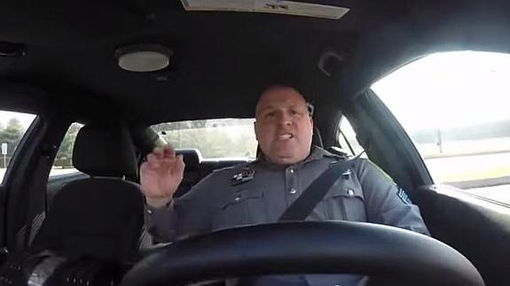 El vídeo del policía imitando a Taylor Swift en su coche patrulla que arrasa en todo el mundo