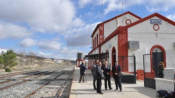 El subdelegado, (2, dcha.), en una visita a la antigua estación de Loja, donde parará el AVE