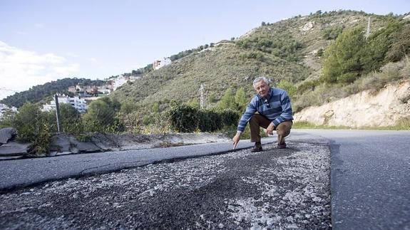 Juan Pérez Navas muestra los inmensos baches de la carretera que da acceso a Cerro Gordo. 