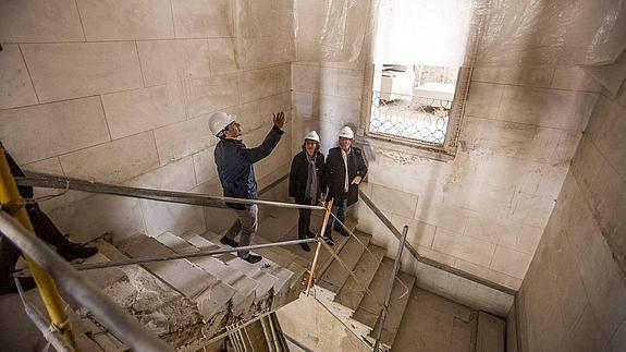 El presidente de la Mancomunidad, José García Fuentes, y la alcaldesa de Motril, Luisa García Chamorro, escuchan al arquitecto