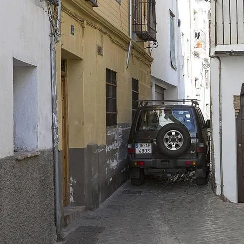 Un vehículo maniobra para atravesar el estrechamiento en San Juan de los Reyes.