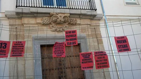 Carteles de protesta de los alumnos en la fachada de la Escuela de Arquitectura, en el Campo del Príncipe. 