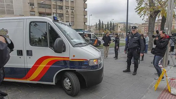 Entrada de los acusados cuando fueron interrogados.