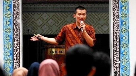 Un clérigo musulmán afirma que los 'selfies' son pecado y "acaban con la pureza de la mujer"