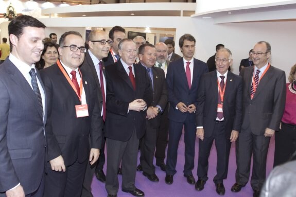 Los representantes de la provincia, junto al presidente del Ifema, José María Álvarez del Manzano, ayer, en el Día de la Provincia en Fitur.