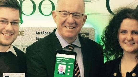 El ministro irlandés de exteriores muestra la app 
