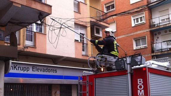 Los efectos del viento provocan problemas en el cableado de la calle Jiménez Díaz.