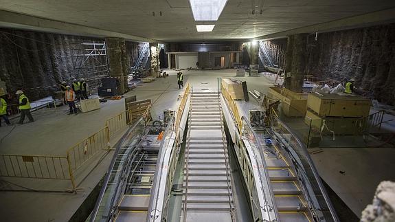 Vistas de las obras de construcción del metro de Granada en el tramo entre las estaciones de Alcázar Genil y Recogidas que discurre bajo tierra.