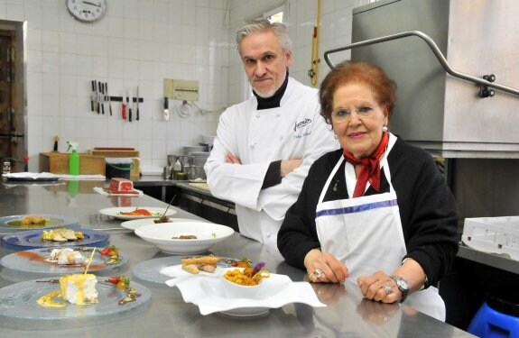 Pedro Salcedo junto a su madre Luisa Martínez en la cocina del restaurante