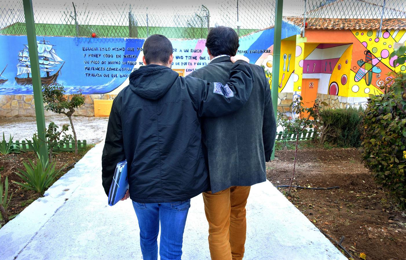 Dos profesores llegan al centro Tierras de Oria, en una fotografía de archivo.