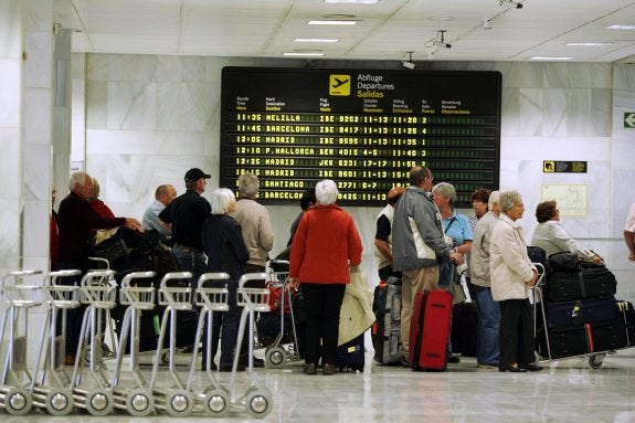 Pasajeros en el Aeropuerto de Almería.