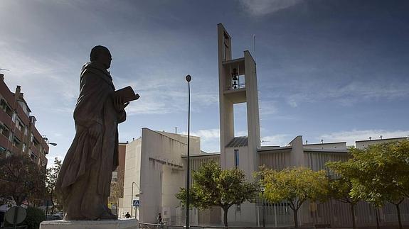 Vistas de la iglesia de San Juan María de Vianney en el barrio del Zaidín de Granada