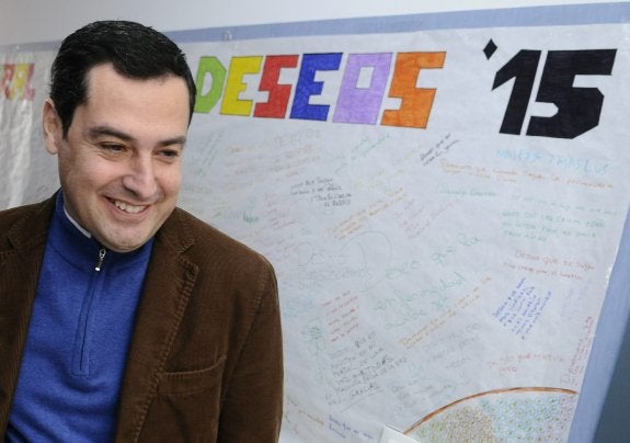 El presidente andaluz del PP visitó este lunes la ONG Fundación Atenea, en Sevilla. 