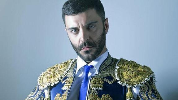 Fotografía facilitada por el excomponente de Locomía, el onubense Frank Romero, con el look que utilizó en 2014 para promocionar su disco "I am Gay",