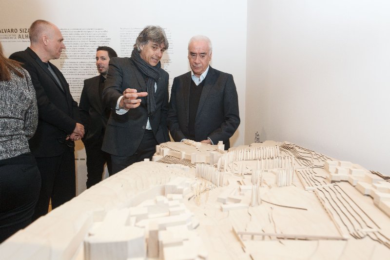 El consejero Luciano Alonso escucha del arquitecto Juan Domingo Santos las explicaciones técnicas sobre el nuevo acceso a la Alhambra que ha diseñado en colaboración con Álvaro Siza 
