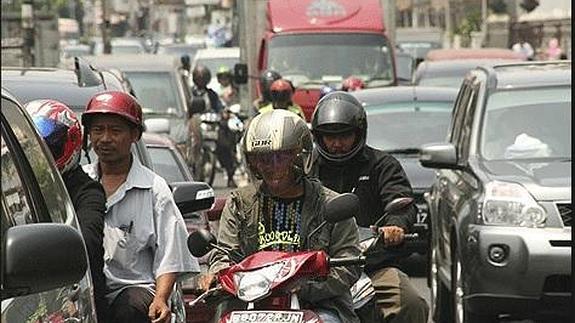 Una calle congestionada de Yakarta. 