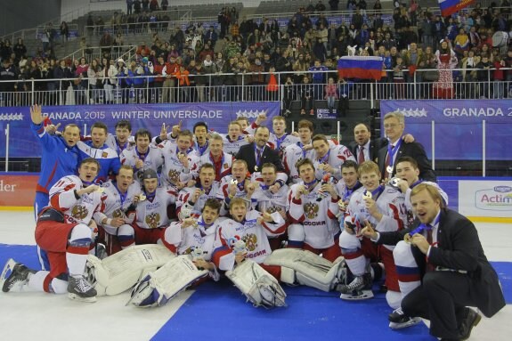 Los jugadores rusos posan con su medalla de oro tras ganar en la final a Kazajistán. 
