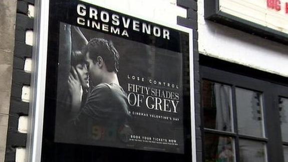 Tres mujeres atacan a un hombre en el estreno de '50 sombras de Grey' por mandarlas callar
