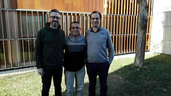 Los científicos que han participado en esta investigación. De izquierda a derecha: Luis Alvarez de Cienfuegos, José A. Gavira y Juan J. Díaz-Mochón.