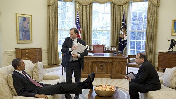 Barack Obama habla en el Despacho Oval con su consejero Ben Rhodes (centro) y el estratega político David Axelrod(derecha).