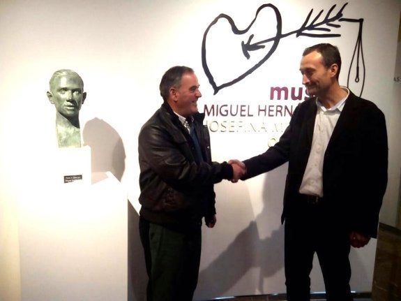 Manuel Vallejo y Carlos González se saludan. 